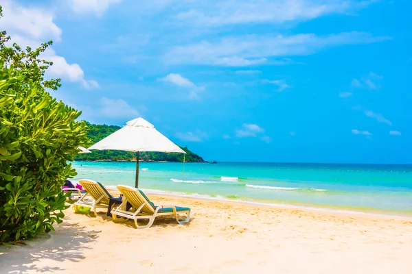 Beautiful tropical beach and sea landscape — Stock Photo, Image