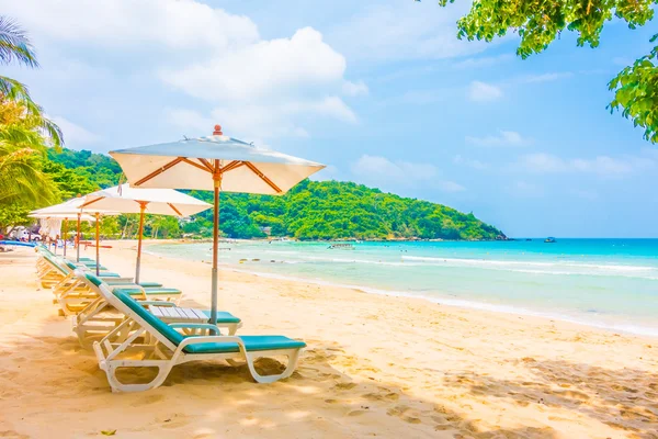 Beautiful tropical beach and sea landscape — Stock Photo, Image