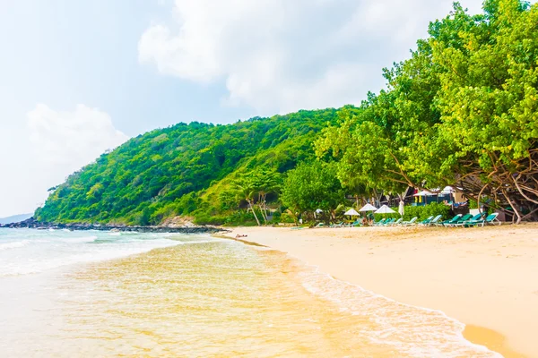 Hermosa playa tropical y paisaje marino — Foto de Stock