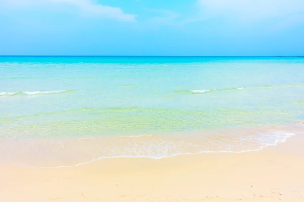Hermoso océano tropical en la playa — Foto de Stock