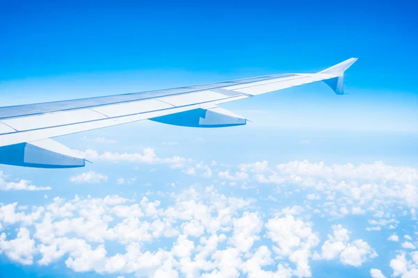 Asa de avião no céu azul bonito — Fotografia de Stock