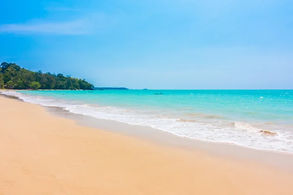 Piękna tropikalna plaża i morze — Zdjęcie stockowe