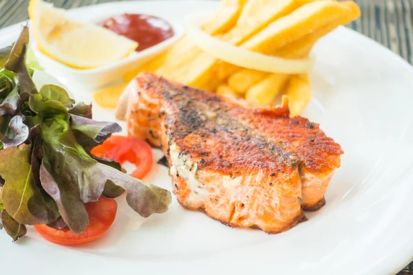 Somon steak beyaz plaka üzerinde