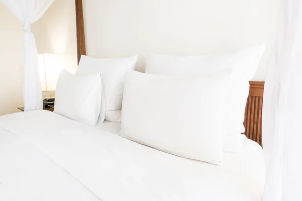 Прикраса лебединого рушника на ліжку — стокове фото