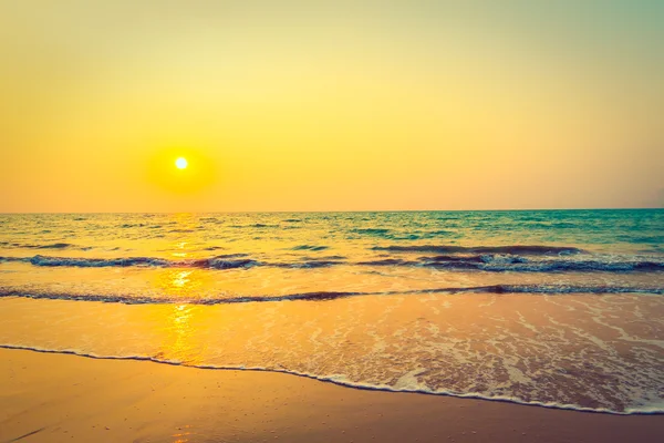 Vacker solnedgång på tropisk strand — Stockfoto