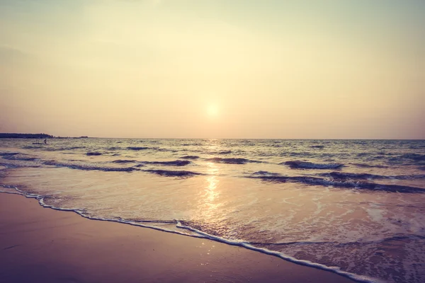 Hermosa puesta de sol en la playa tropical —  Fotos de Stock