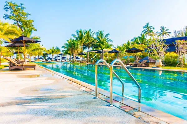 Piscina all'aperto nel resort dell'hotel — Foto Stock