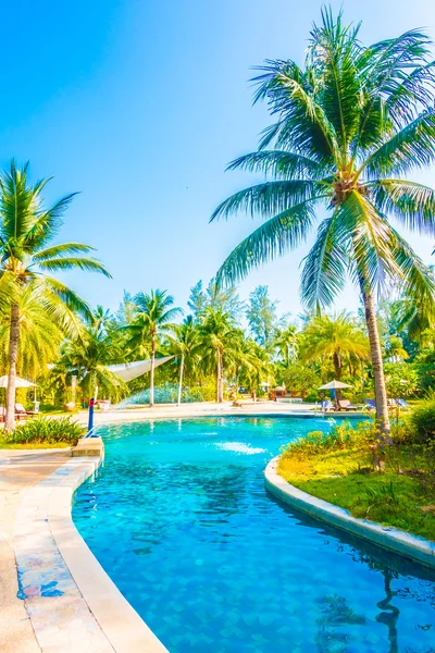 Piscina al aire libre en el complejo hotelero —  Fotos de Stock