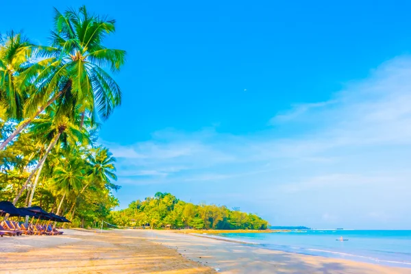 Bella spiaggia tropicale e mare — Foto Stock