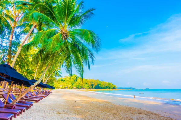 Bella spiaggia tropicale e mare — Foto Stock