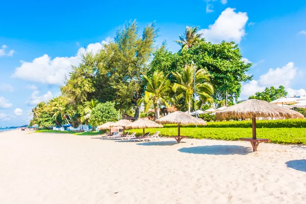 Bella spiaggia tropicale e mare — Foto Stock