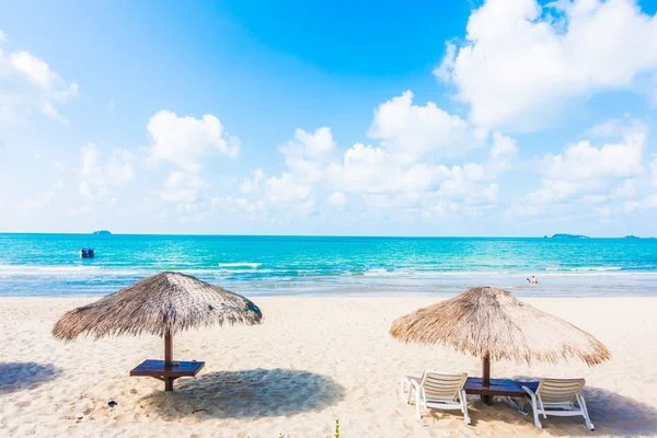 Schöner tropischer Strand und Meer — Stockfoto