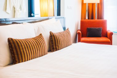 Yatakta güzel lüks yastıklar