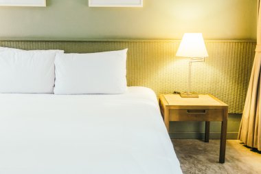 Yatakta güzel lüks beyaz yastıklar