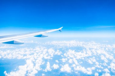 Uçak kanadı üzerinde güzel mavi gökyüzü