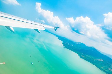 Uçak kanadı üzerinde güzel mavi gökyüzü