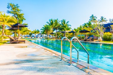 Otelde açık yüzme havuzu