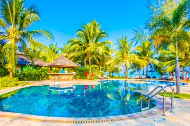 Otelde açık yüzme havuzu