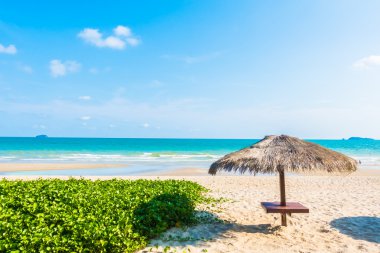 Güzel tropikal plaj şemsiyesi