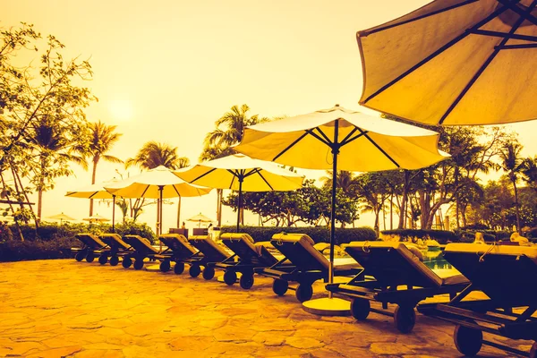 Belles silhouettes de parasols et chaises longues de luxe — Photo