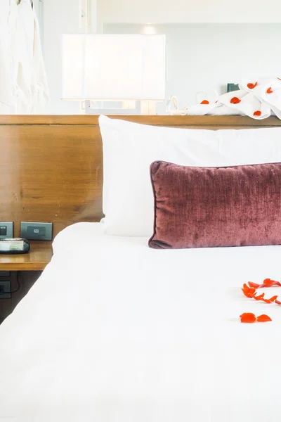 Bellissimi cuscini di lusso sulla decorazione del letto — Foto Stock