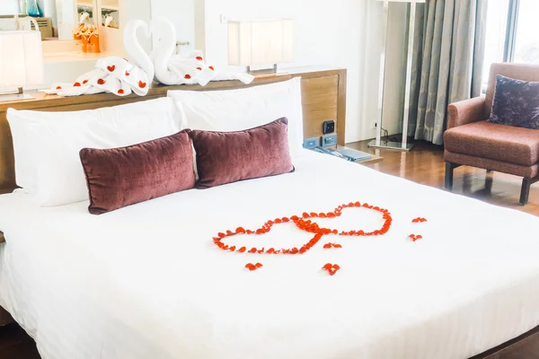 Красиві розкішні подушки на прикрасі ліжка — стокове фото
