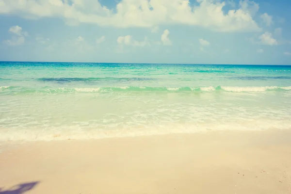 Hermosa playa tropical y el mar — Foto de Stock