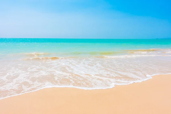 Güzel tropikal plaj ve deniz — Stok fotoğraf