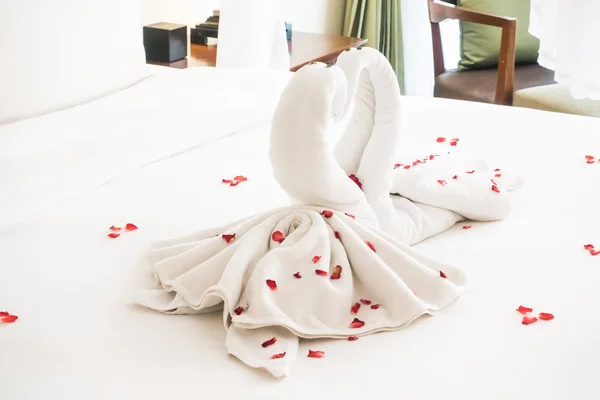Décoration de serviette de cygne sur lit — Photo