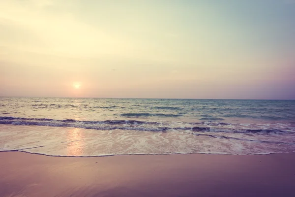Hermosa puesta de sol en la playa tropical — Foto de Stock