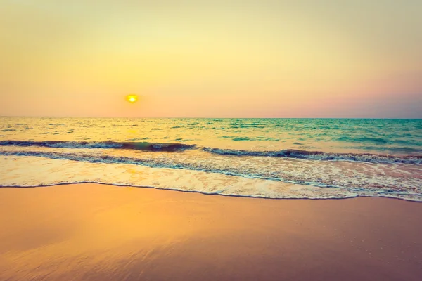 Schöner Sonnenuntergang am tropischen Strand — Stockfoto