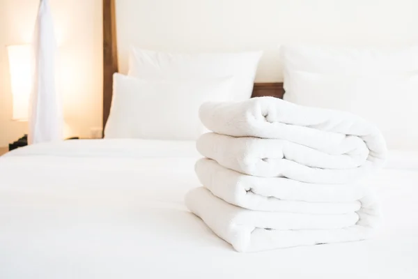 White towels on bed — Stock Photo, Image