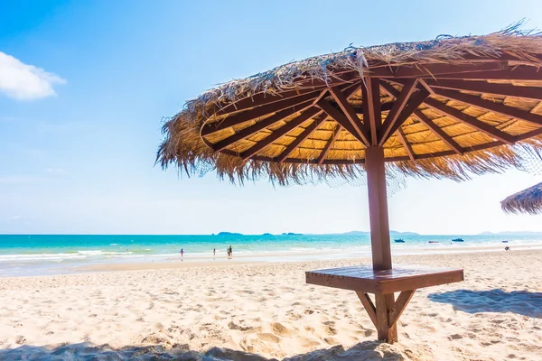 Güzel tropikal plaj şemsiyesi
