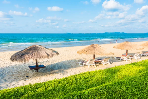 Schöner tropischer Strand und Meer — Stockfoto