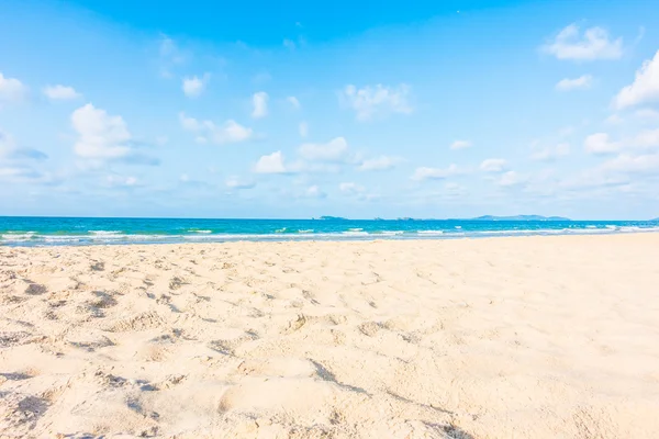 Hermosa playa tropical y el mar — Foto de Stock