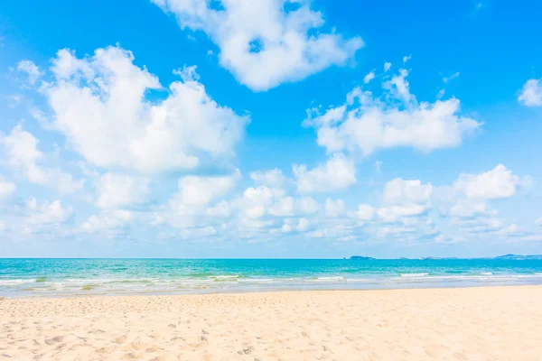 Piękna tropikalna plaża i morze — Zdjęcie stockowe