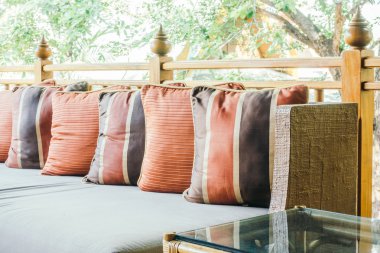 oturma odasında kanepede yastık