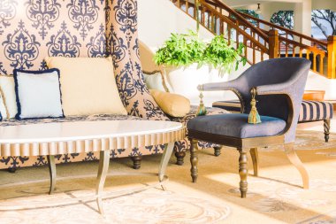 oturma odasında kanepede yastık