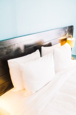 Yatakta güzel lüks beyaz yastıklar