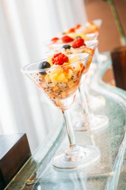 Cam açık büfe yemek, meyve