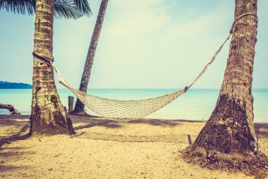 Boş hamak güzel tropik sahilde