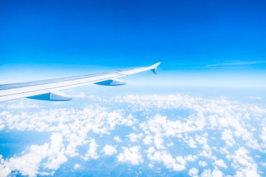 Uçak kanadı üzerinde güzel mavi gökyüzü