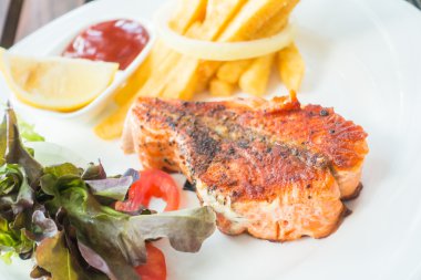 Somon steak beyaz plaka üzerinde