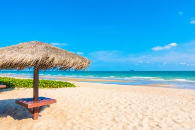 Güzel tropikal plaj şemsiyesi