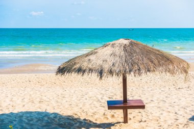 Güzel tropikal plaj şemsiyesi