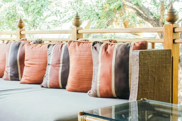 oturma odasında kanepede yastık