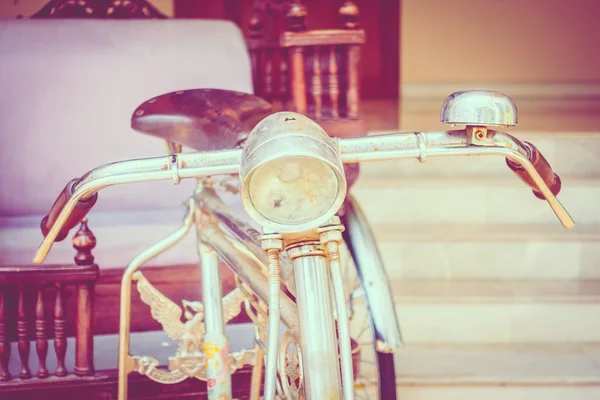 Selektiv fokuspunkt på vintage cykel — Stockfoto