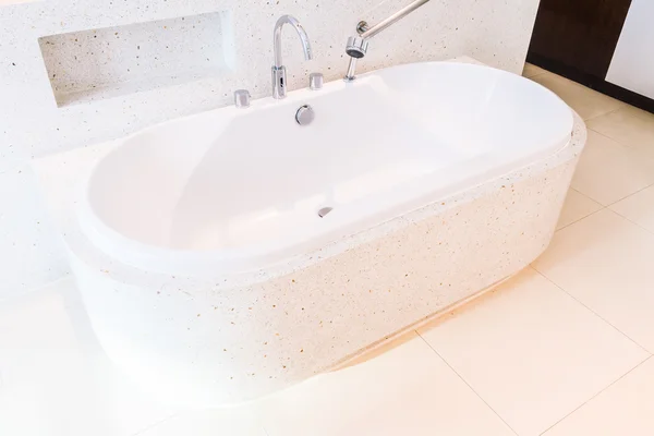 浴室里的白色浴缸装饰 — 图库照片
