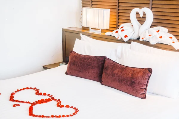 Красивые роскошные подушки на кровати украшения — стоковое фото