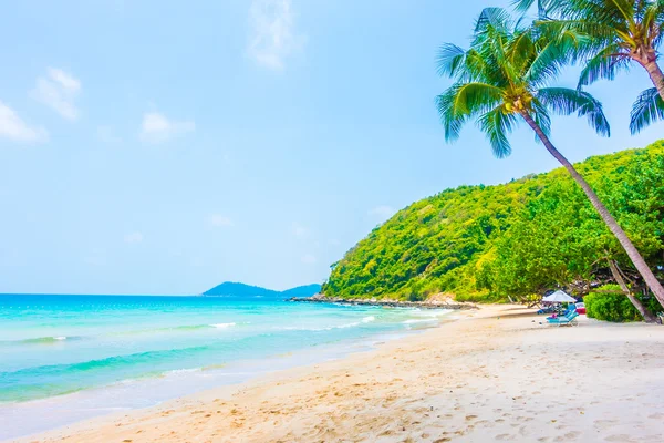 Hermosa playa tropical y paisaje marino — Foto de Stock